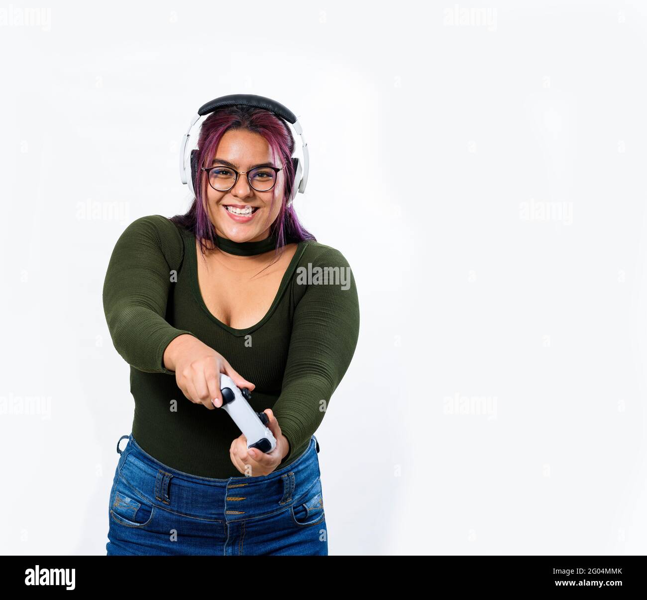 Persona feliz con control de videojuegos - mujeres latinas Foto de stock