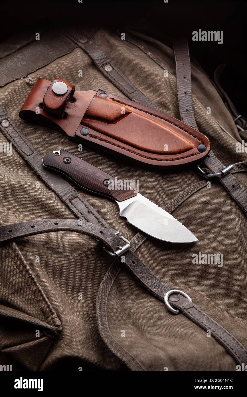 cuchillo mochila con equipo para supervivencia en el bosque en un antiguo  madera de madera 26334405 Foto de stock en Vecteezy