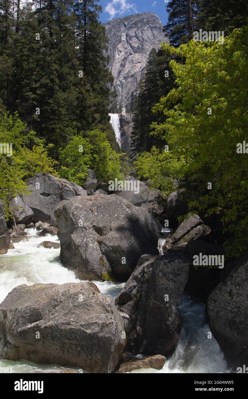 Vernal Falls, una característica emblemática del Parque Nacional de Yosemite, California, descarga el deshielo anual de Sierra Nevada. Foto de stock