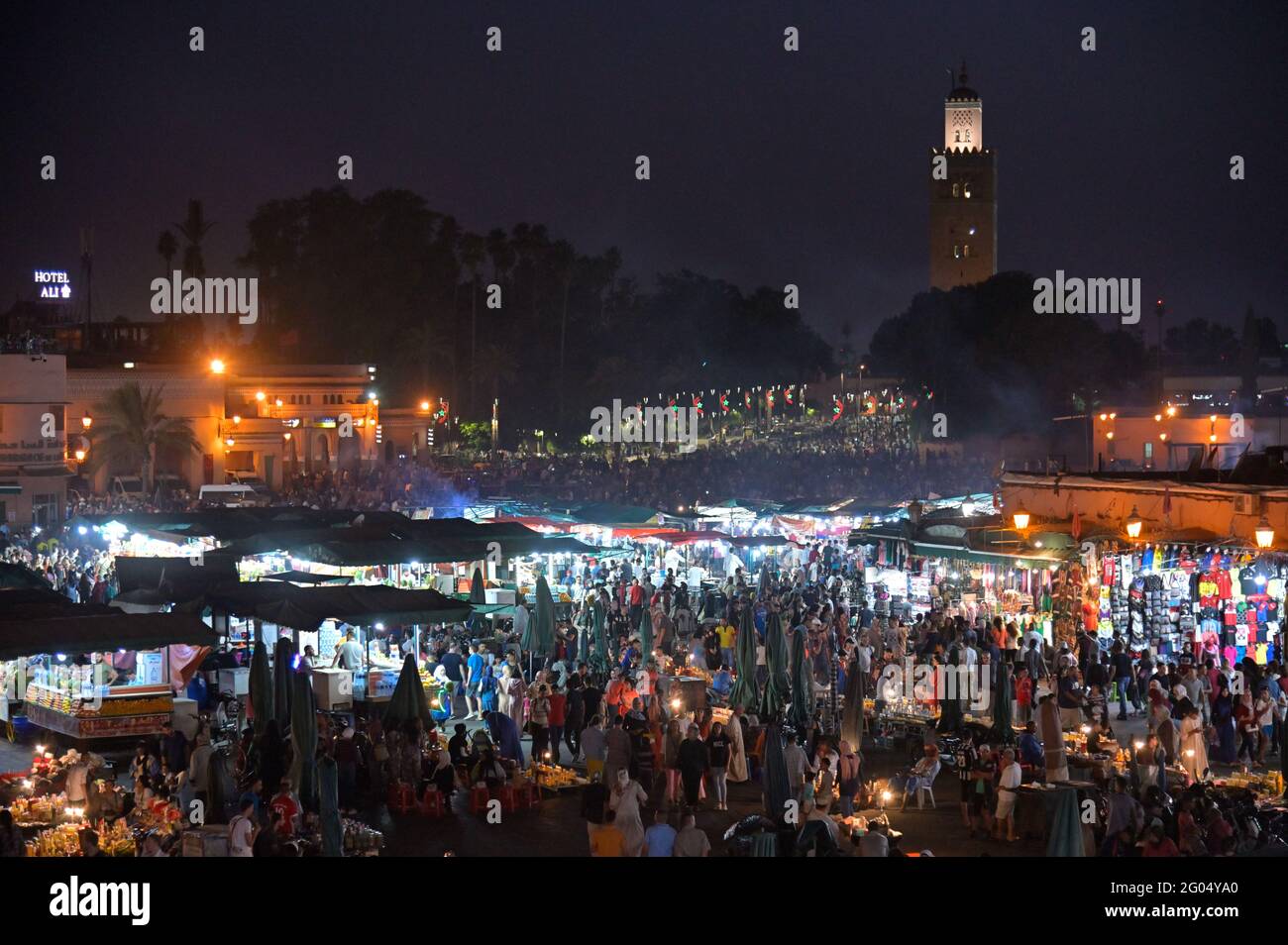 La vibrante plaza Jemaa el-Fnaa al atardecer, Marrakech MA Foto de stock