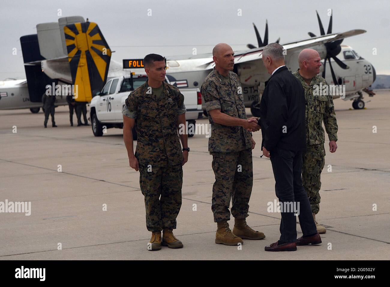 Reportaje: El Secretario de Defensa de los Estados Unidos, James N. Mattis, saluda al general al mando del ala de los Aviones de Marina de 3rd, el General de División del Cuerpo de Infantería de Marina, Kevin Iiams, a su llegada a la Estación Aérea del Cuerpo de Infantería de Marina, Miramar, California, el 3 de septiembre de 2018. Mattis viajó a California para observar el entrenamiento del grupo de huelga de transportistas. Foto de stock