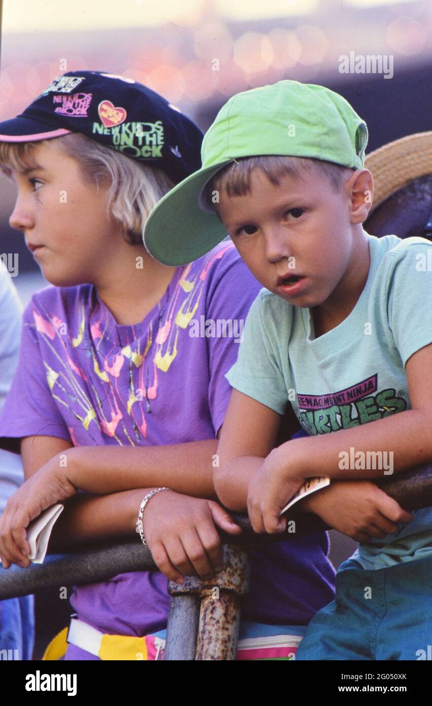 Nuevos niños en el sombrero de bloque fotografías e imágenes de alta  resolución - Alamy