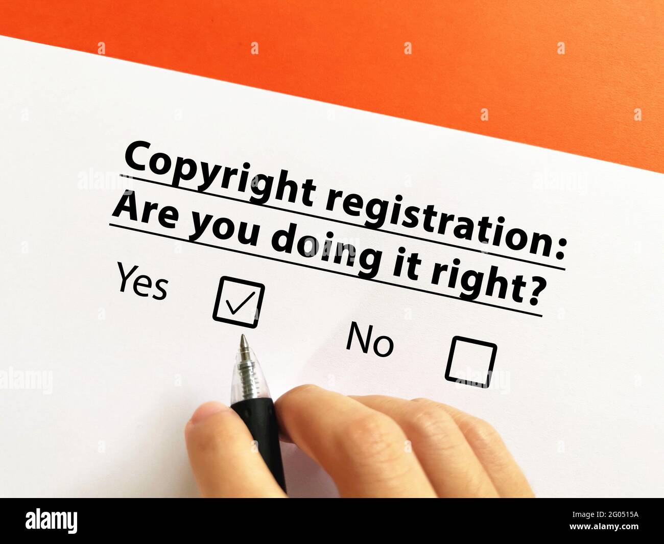 Una persona está respondiendo a la pregunta sobre el derecho de propiedad intelectual. Él sabe sobre el registro del copyright y él piensa que él lo está haciendo bien. Foto de stock