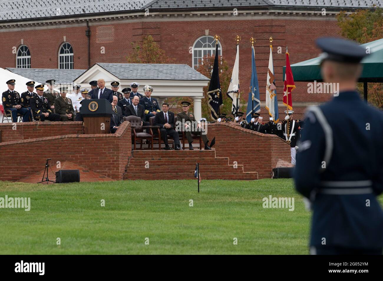 Reportaje: El presidente Donald J. Trump habla en la Ceremonia de Bienvenida de las Fuerzas Armadas en honor del nuevo presidente de los Jefes de Estado Mayor Conjunto, el general del Ejército Mark A. Milley, Base Conjunta Myer-Henderson Hall, Virginia, 30 de septiembre de 2019. Foto de stock