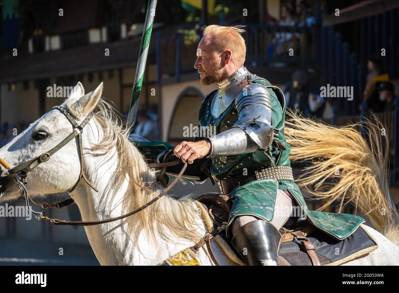 Georgia Renaissance Festival Joulsting torneo competidor montar a caballo blanco durante los juegos de juousting en Fairburn (Metro Atlanta), Georgia. (EE. UU.) Foto de stock