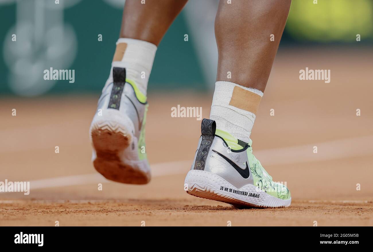 Serena Williams de los Estados Unidos, zapatillas Nike con especial 'i went knightman' escrito en francés durante la primera ronda de Roland-Garros 2021, torneo de Grand Slam el 31 de mayo