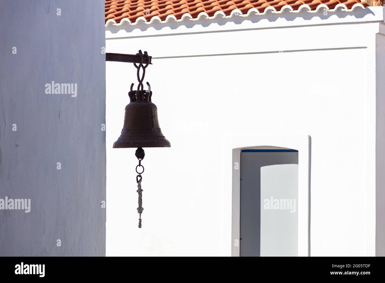 Detalle de la iglesia. Cíclicas. Grecia. Campana que cuelga sobre fondo