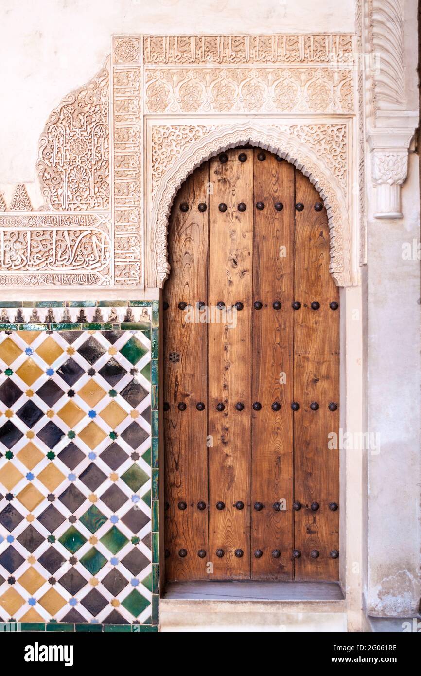 Puerta en Palacios Nazaríes Palacios Nazarios en la Alhambra de Granada, España Foto de stock