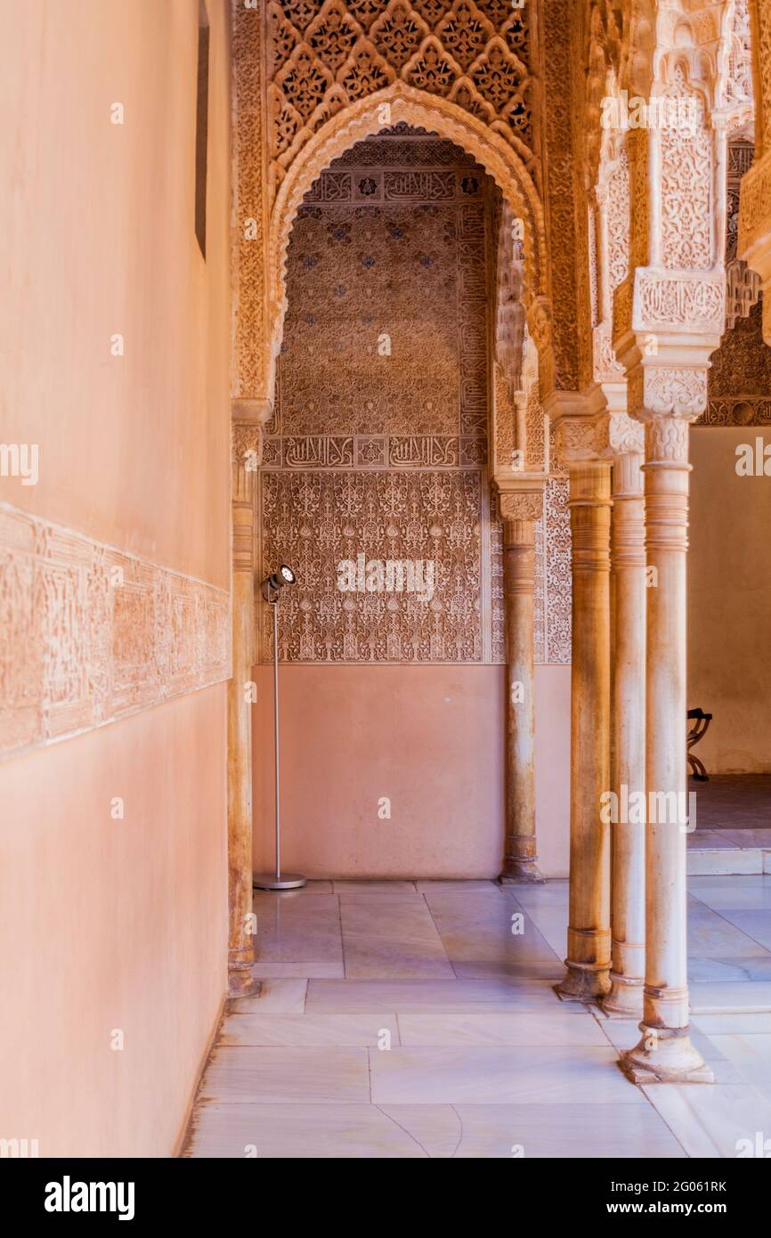 Arco en Palacios Nazaríes Palacios Nazarios en la Alhambra de Granada, España Foto de stock