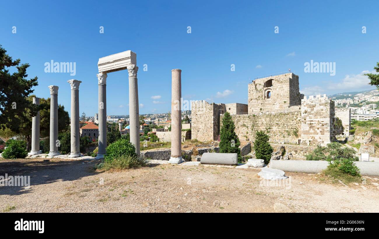 La columnata romana y la ciudadela de Byblos, el castillo de los cruzados, Jbeil, Líbano Foto de stock