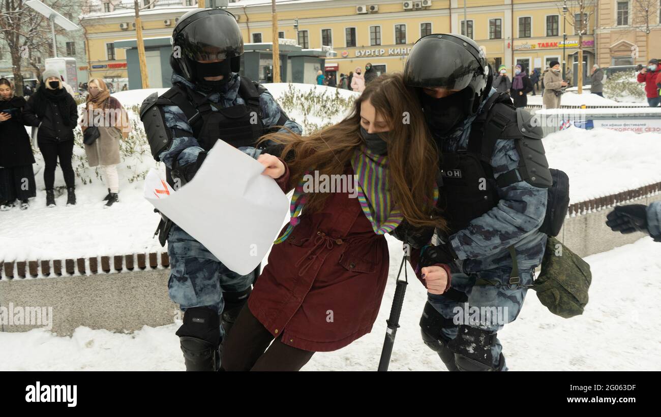 Moscú, Rusia - 31 de enero de 2021, Muchacha detenida por la policía antidisturbios (OMON) durante el mitin libre Alexey Navalny en la plaza Sukharevskaya Foto de stock
