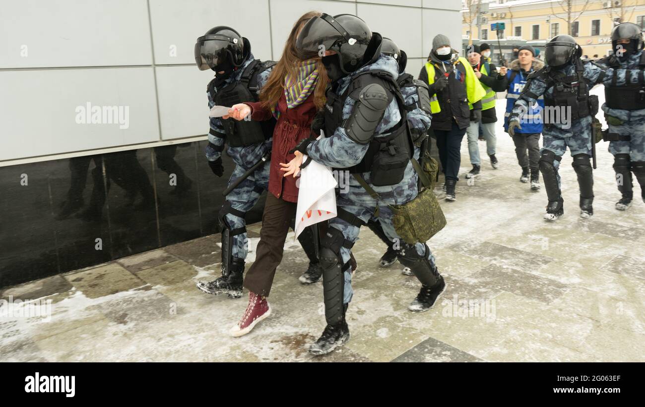 Moscú, Rusia - 31 de enero de 2021, Muchacha detenida por la policía antidisturbios (OMON) durante el mitin libre Alexey Navalny en la plaza Sukharevskaya Foto de stock