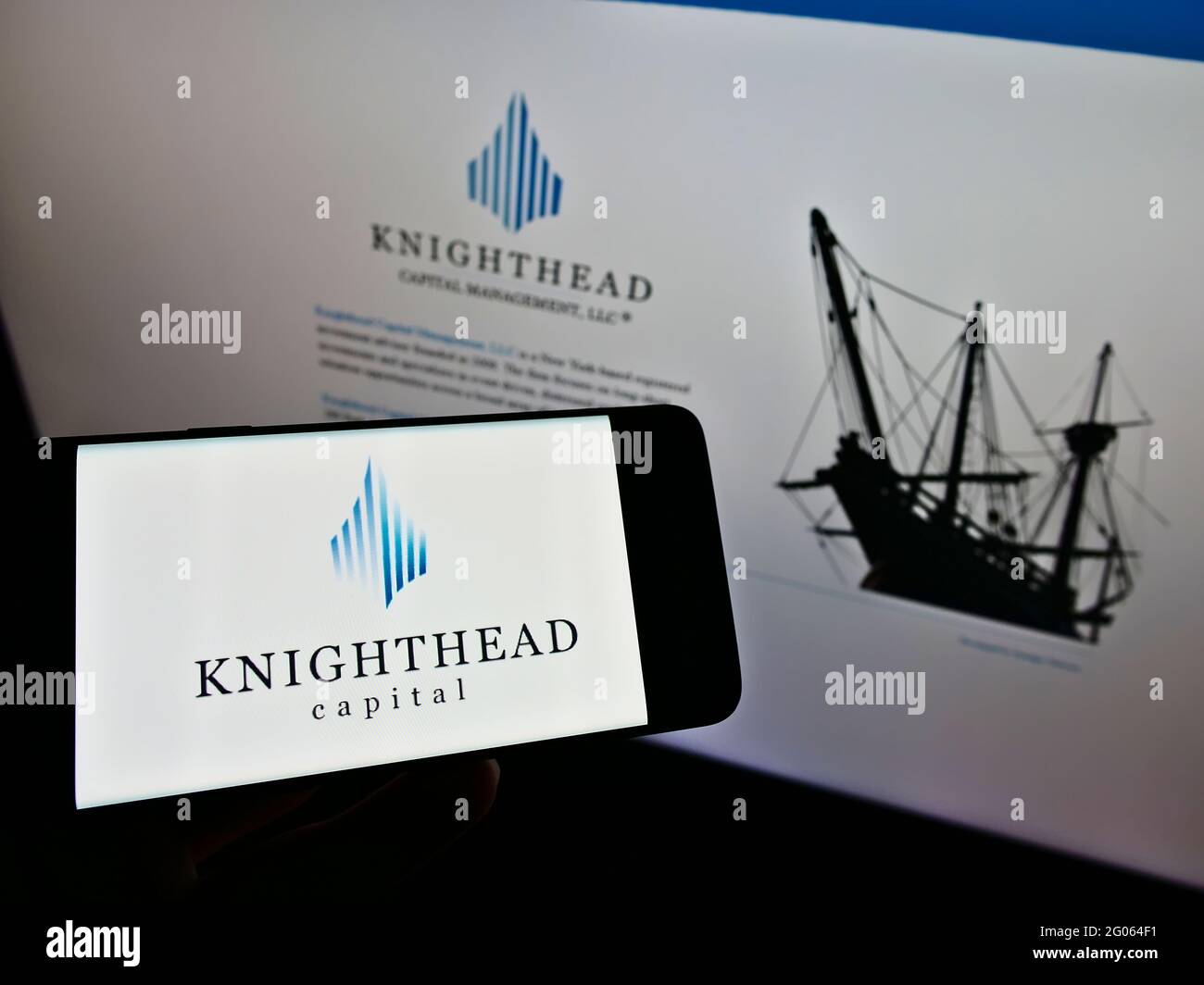 Persona que sostiene el teléfono móvil con el logotipo del asesor de inversiones Knighthead Capital Management LLC en la pantalla delante de la página web. Enfoque en la pantalla del teléfono. Foto de stock