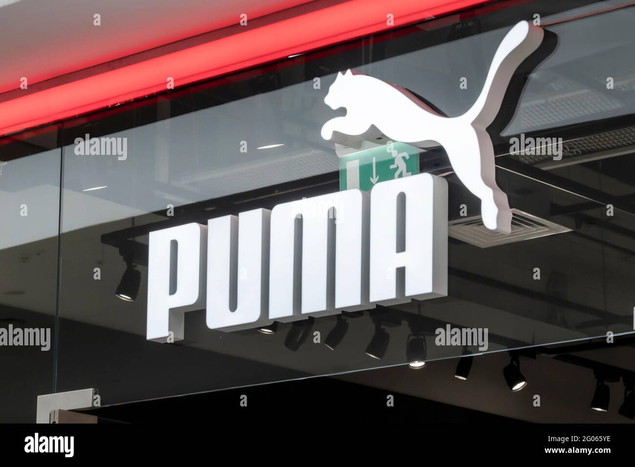 el logotipo de la marca puma, un cartel sobre entrada a la tienda de la marca alemana para la producción de ropa deportiva y accesorios. Krasnoyarsk, Rusia Fotografía de stock -