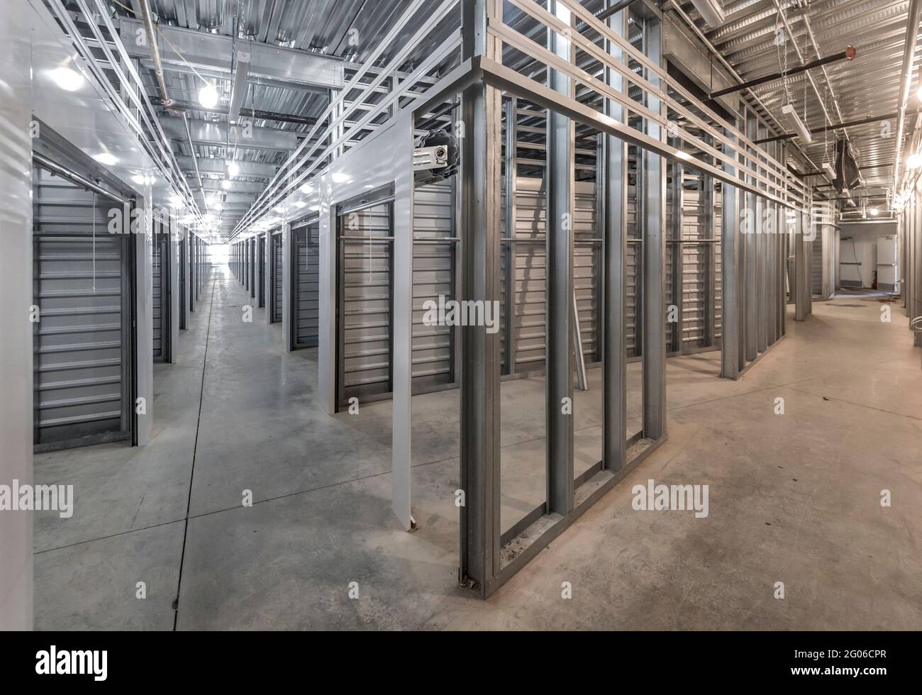 Interior de propiedad comercial en construcción con tacos metálicos, Philadelphia Pennsylvania Estados Unidos Foto de stock