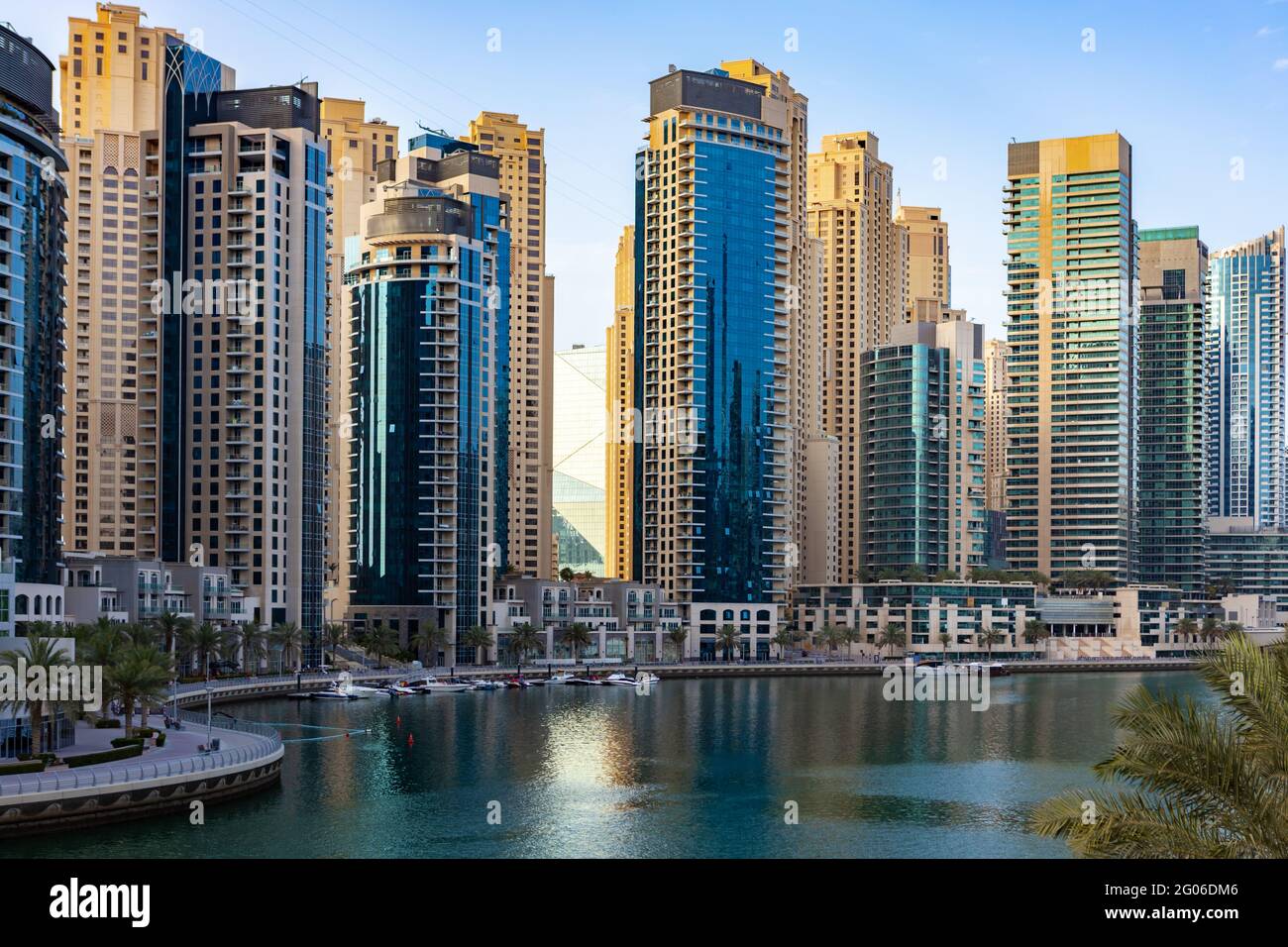 DUBAI, Emiratos Árabes Unidos - MARZO de 2020: Vista del puerto deportivo de Dubai Foto de stock