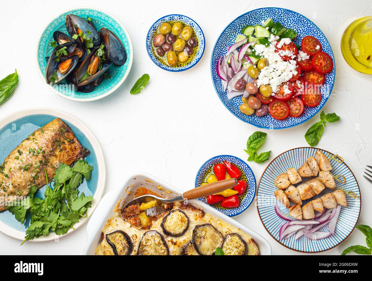 Platos de comida griega variados de arriba espacio de copia Fotografía de  stock - Alamy