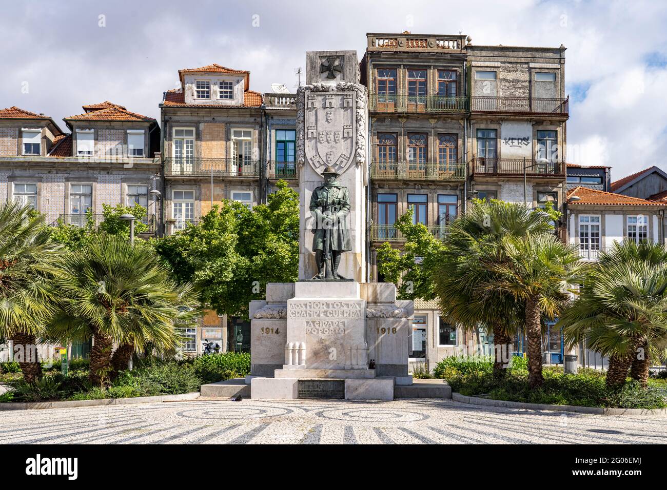 Weltkriegs Denkmal des Bildhauers Henrique Moreira auf dem Platz Praça