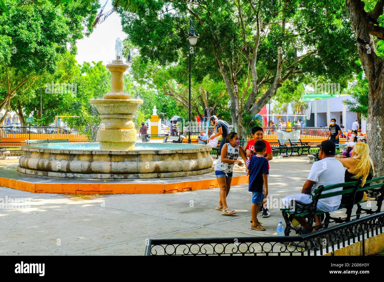 Familia mexicana en el parque de Santiago, en el barrio de Santiago en