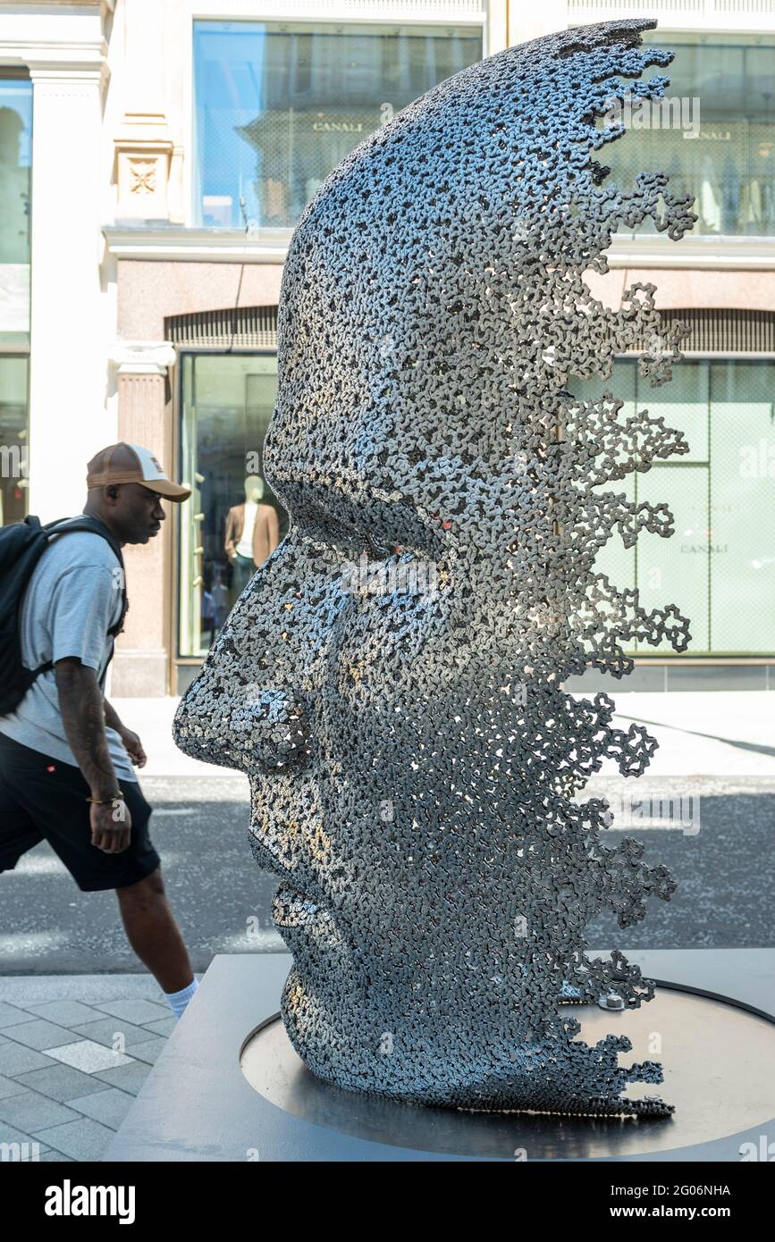 Londres, Reino Unido. 1 de junio de 2021. “Meditación 626”, 2018, de Seo  Young-Deok, hecho de cadenas de hierro soldado, es una de las 22 esculturas  públicas al aire libre instaladas como