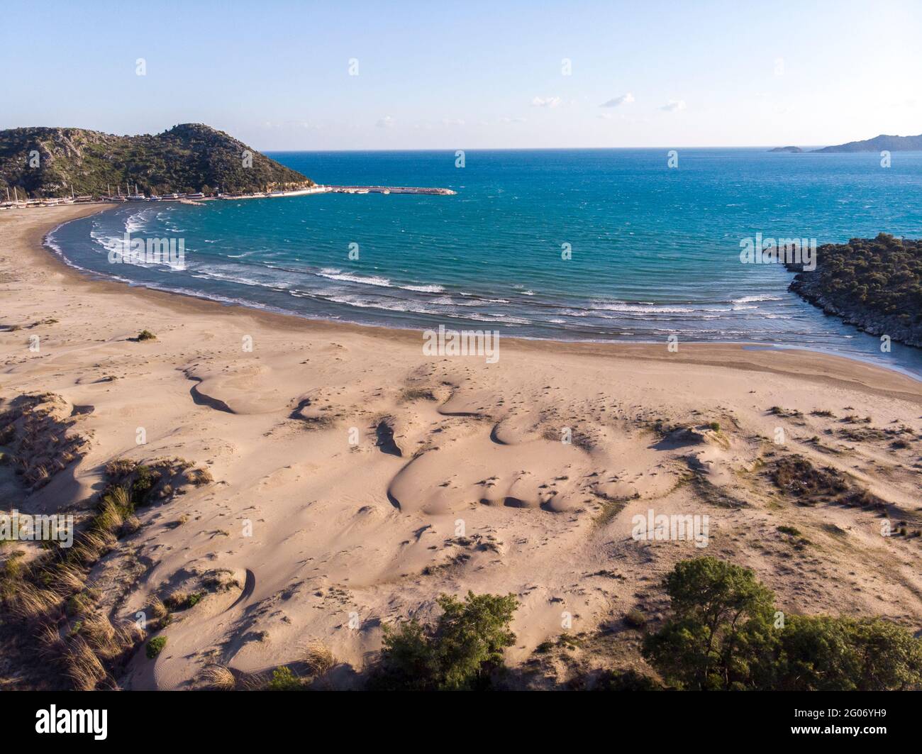 Notable playa de arena histórica aérea en el mar mediterráneo de demre Foto de stock
