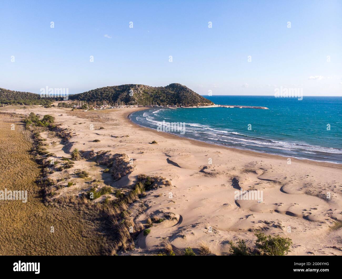Notable playa de arena histórica aérea en el mar mediterráneo de demre Foto de stock