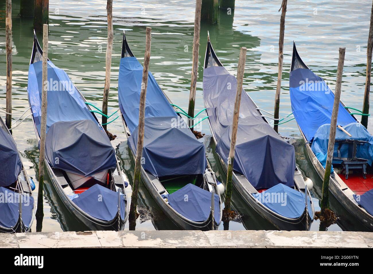 Venezianische Gondeln ruhen aufgrund des Touristenmangels, sind vereinsatt und abgedeckt Foto de stock