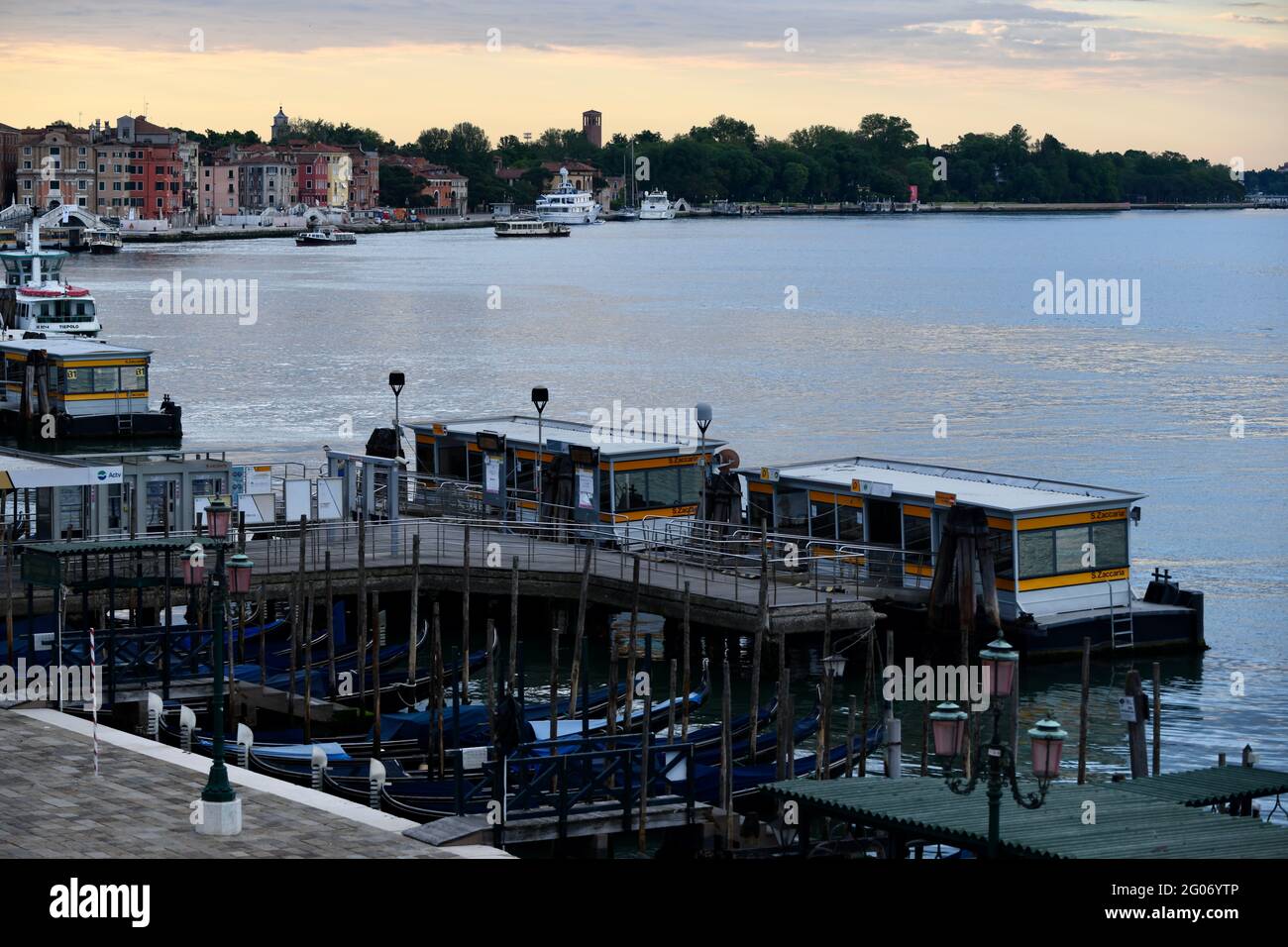 Blick vom Hotel Danieli en Venedig auf dieSchiffsanlegestelle am Ufer Foto de stock