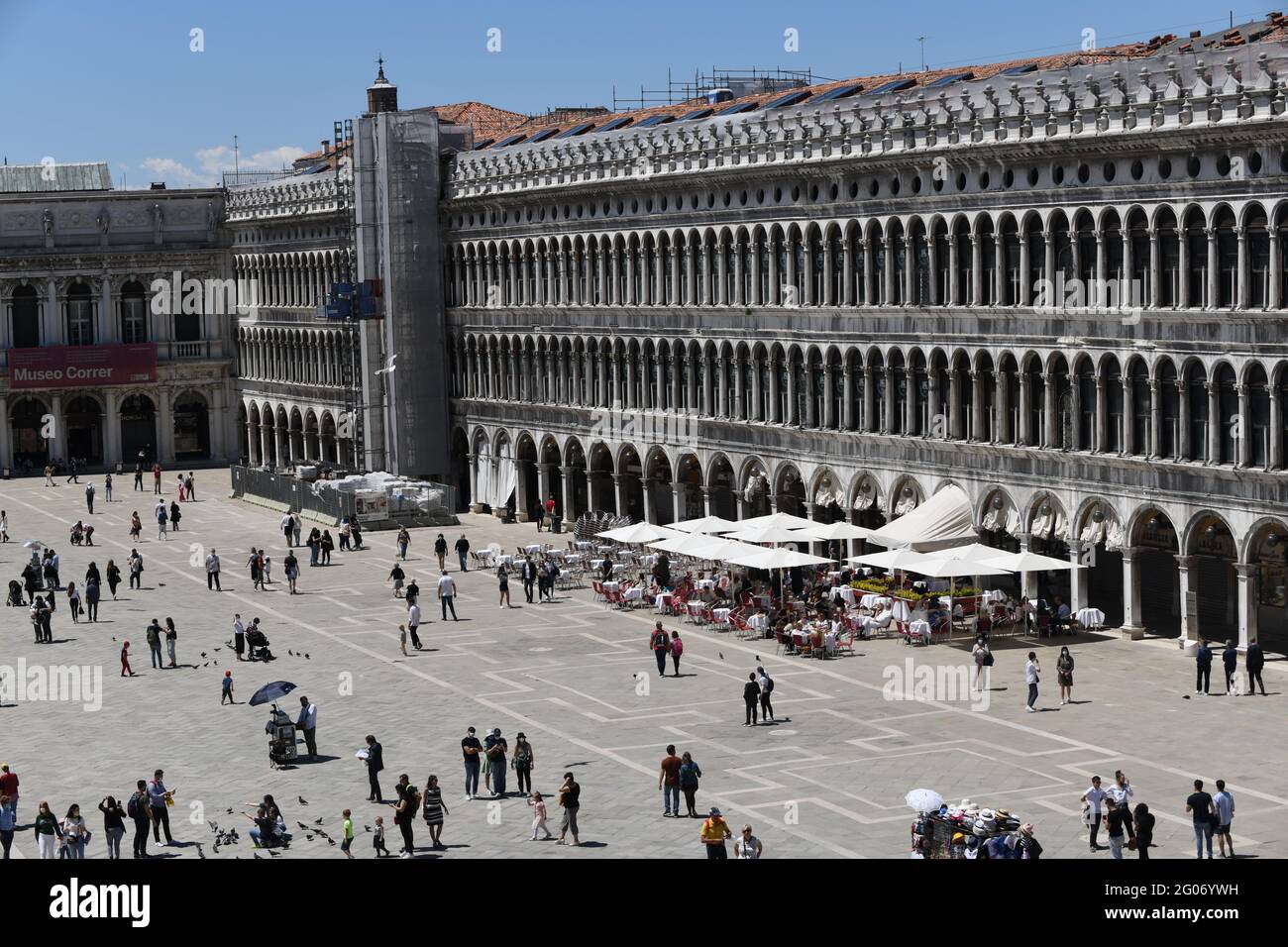 Der fast menschenleere Markusplatz en Venedig kurz nach Aufhebung der Covid bedingten Reisebeschränkungen. Foto de stock