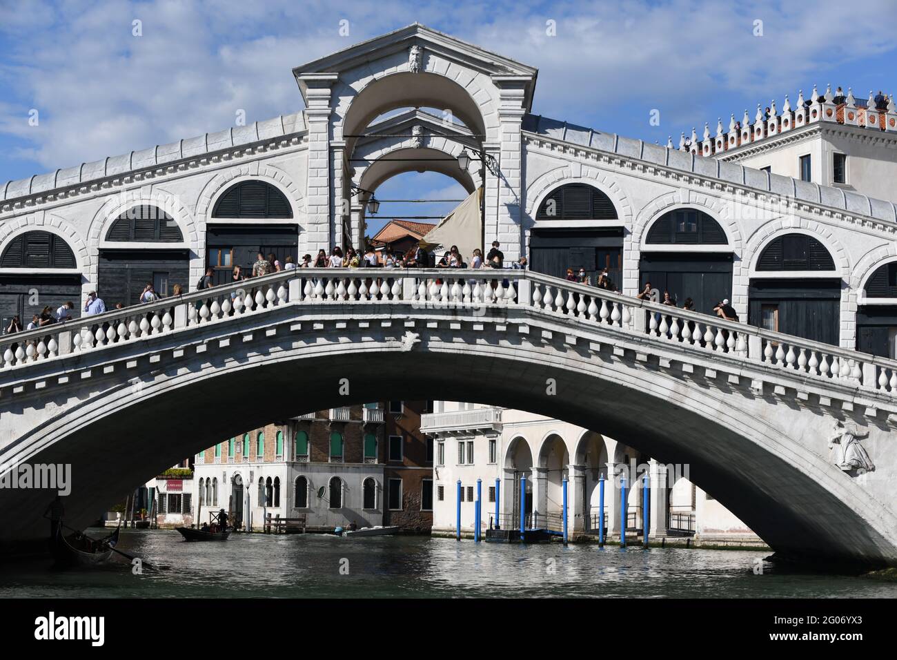 Rialtobrücke, eine der bekanntesten Sehenswürdigkeiten Venedigs, mit ersten Touristen nach Grenzöffnung zu Italien nach dem Covid bedingten Lock down Foto de stock
