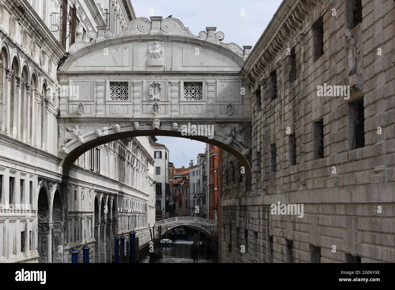Famoso 'Seufzerbrücke' que conecta el palacio doge y San Marco Foto de stock