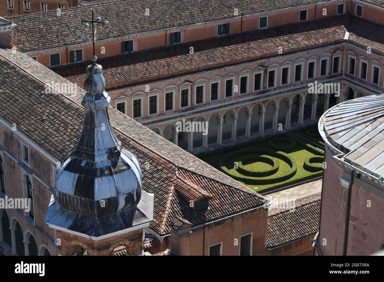 Blick vom Glockenturm der Benediktinerabtei en San Giorgio Maggiore auf die drunter leinenden Dächer und Gärten Foto de stock