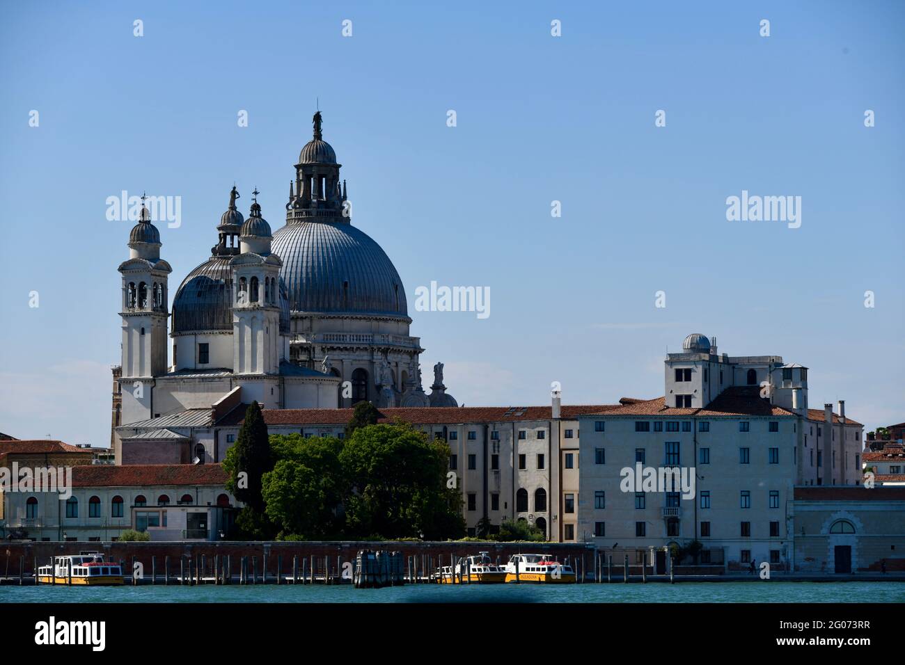 Blick auf die Barockkirche Santa Maria diella Salute von Architekt Baldessari Longheno unter dem Dogen Nikolo Contarini am Eingang in den Canal Grande Foto de stock