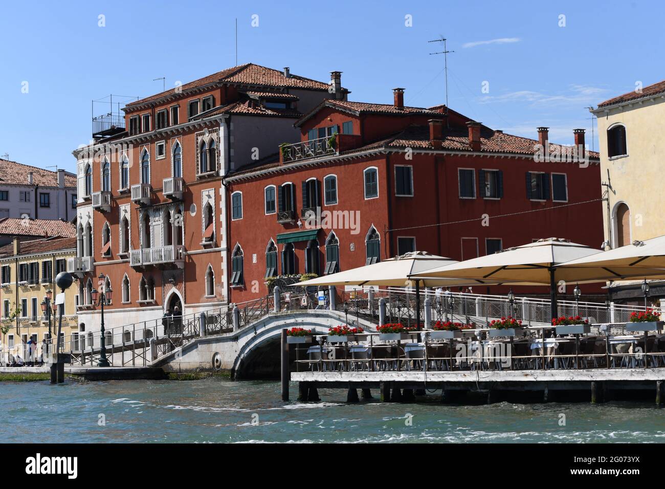 Todavía vacíos pero hermosos lugares en Venecia preparándose para los turistas Foto de stock