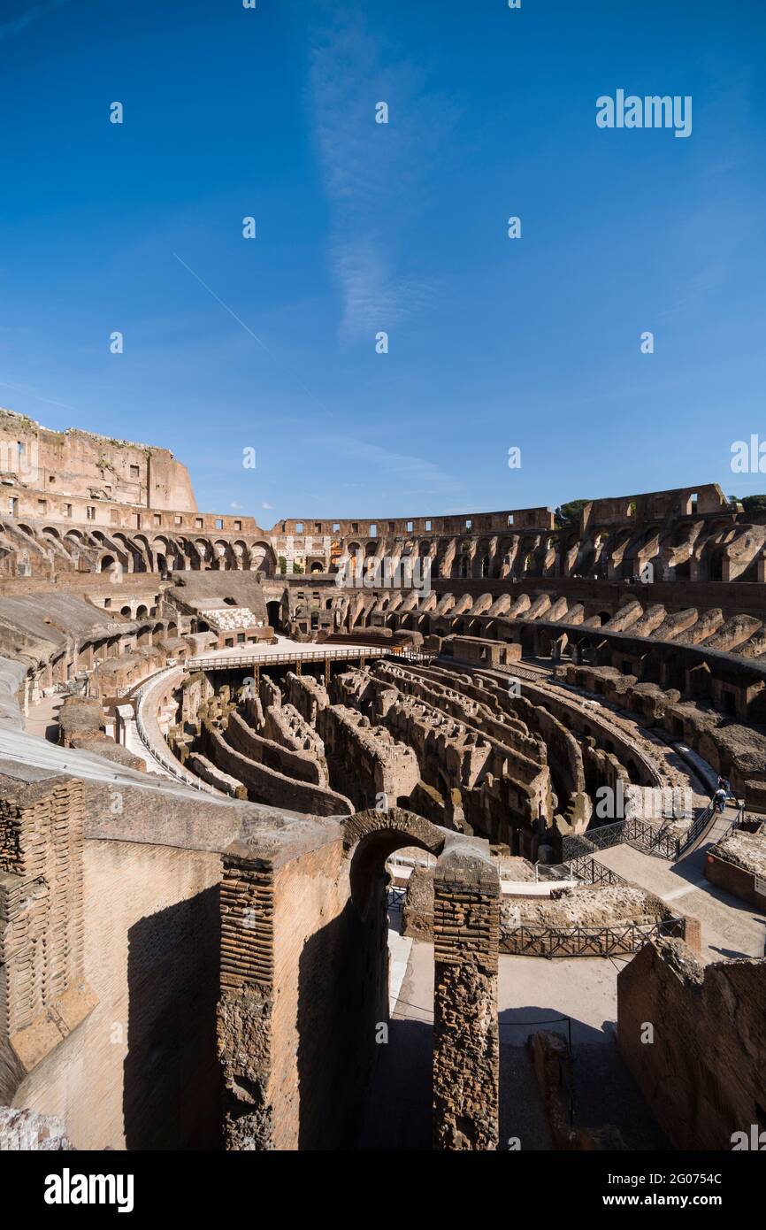 Roma. Italia. Vista interior del Coliseo (Il Colosseo), con asientos escalonados y el hipogeum, la elaborada estructura subterránea. Foto de stock
