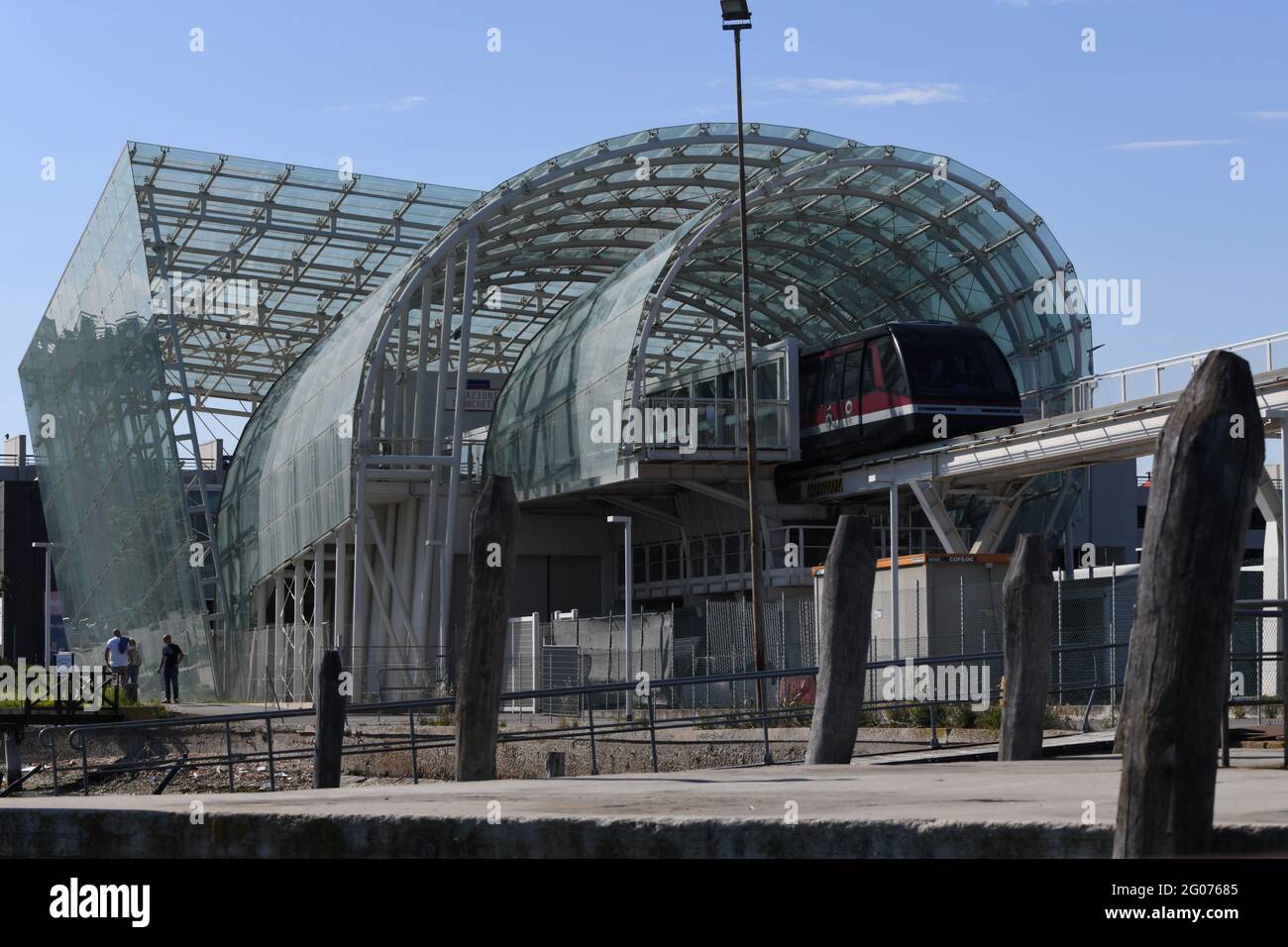 Gerade en die Station eingefahrener Zug en den modernen Bahnhof en Venedig - treno arrivato en ferrovia di venezia Foto de stock