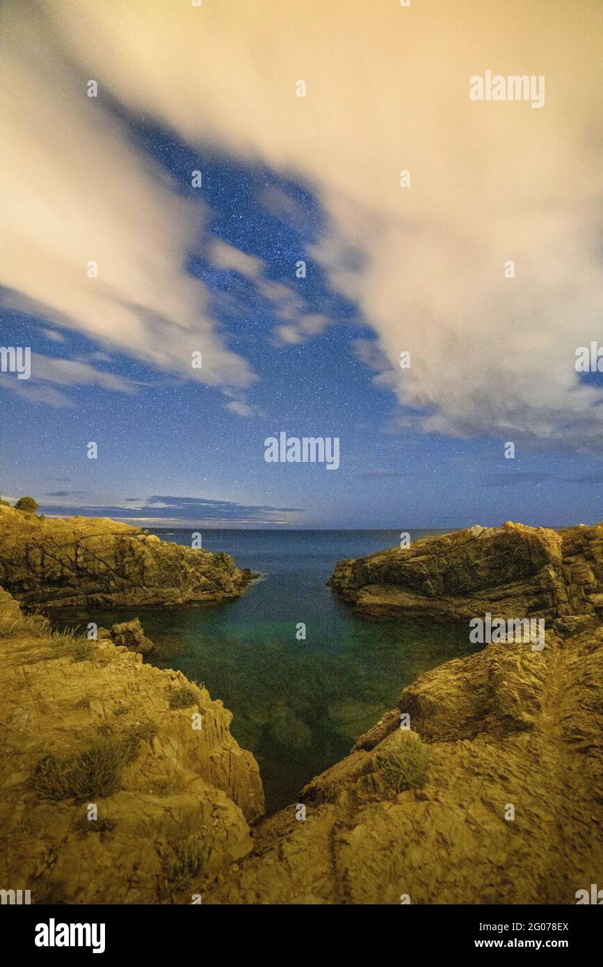 Playa Cala del Bramant, en Llançà, en una noche nublada (Costa Brava, Girona, Cataluña, España) ESP: Cala del Bramant, en Llançà, una noche con nubes Foto de stock