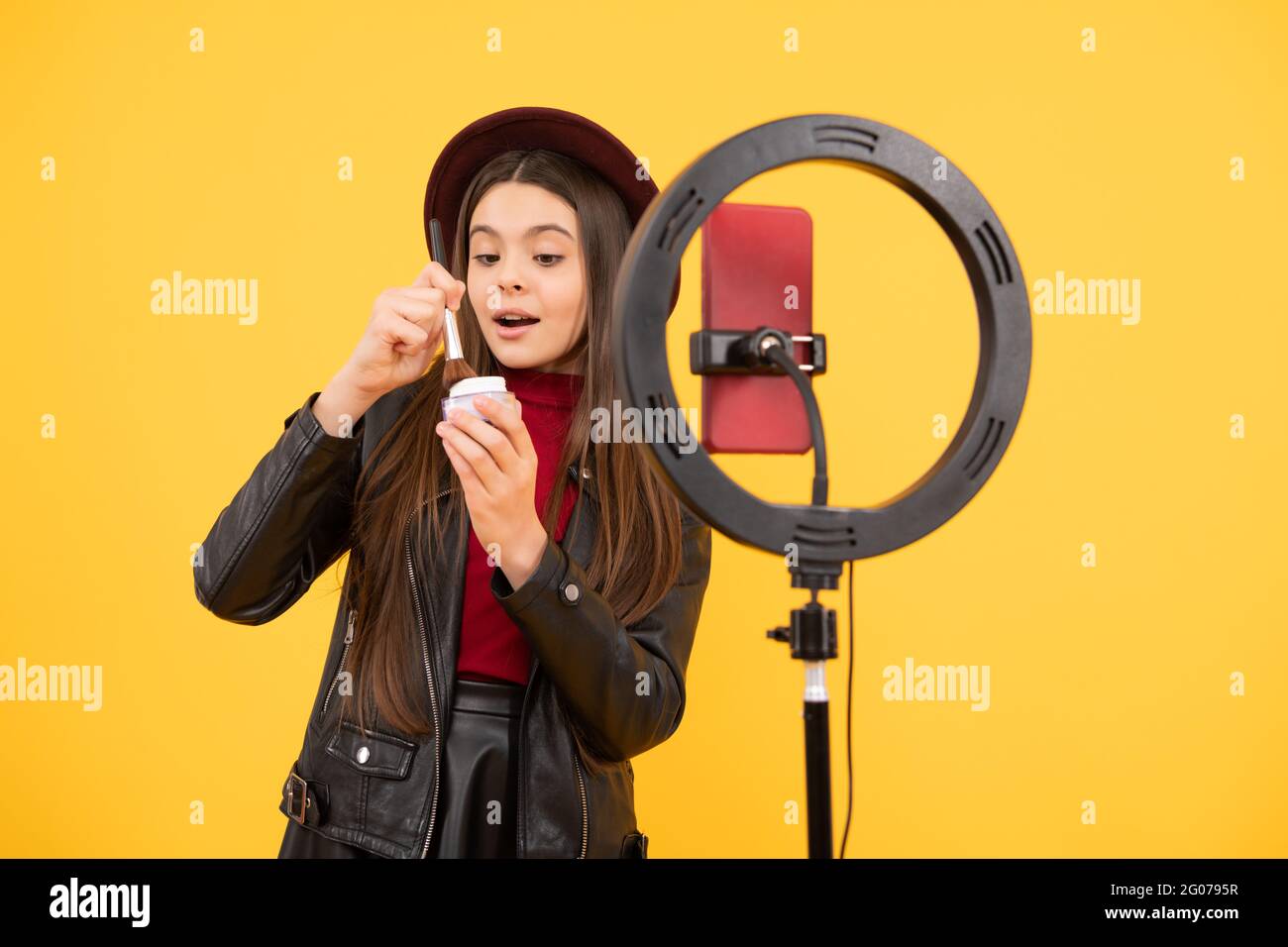jovencita jovencita bloguero utiliza selfie lámpara y smartphone, vlog. Foto de stock