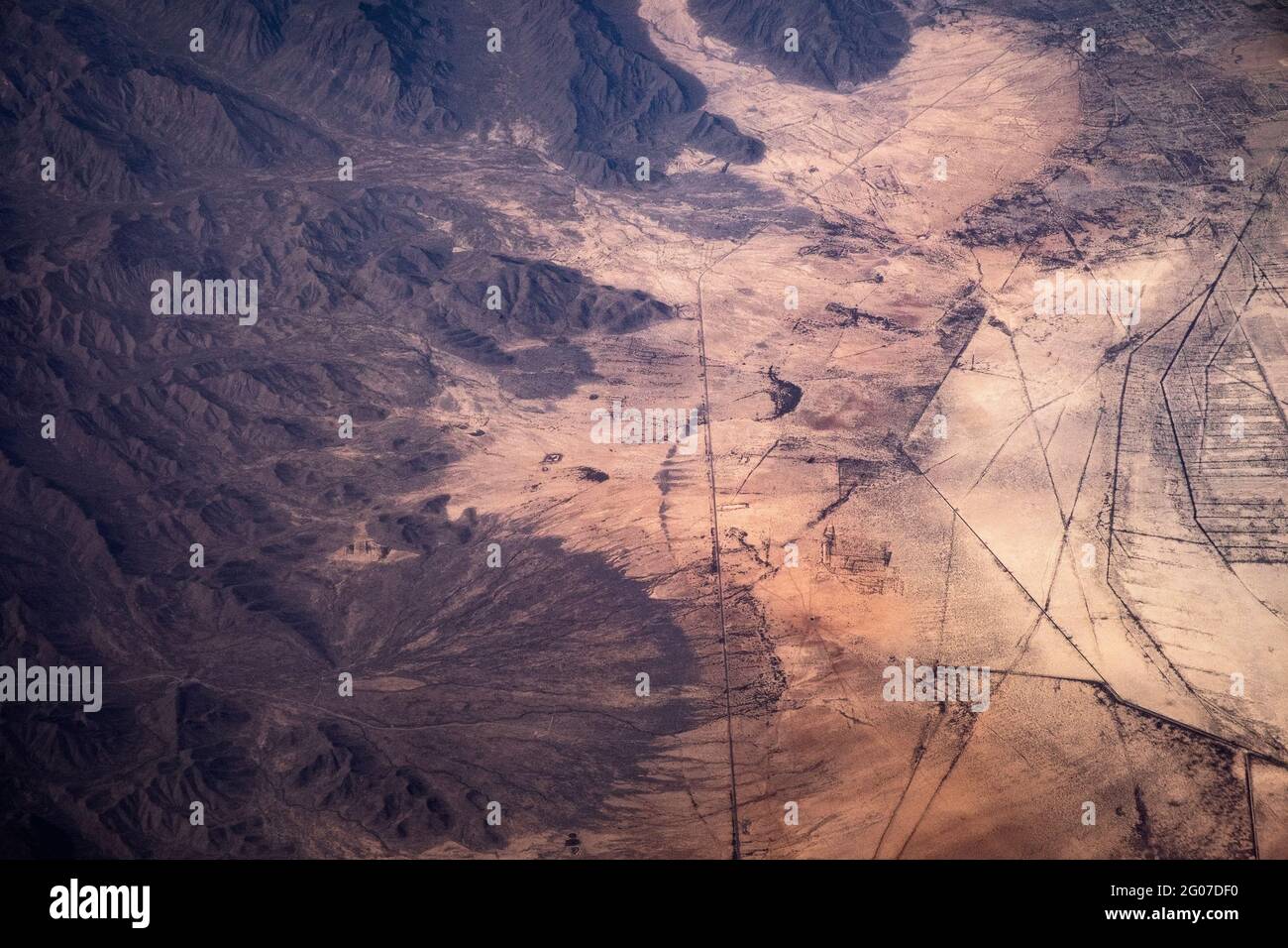 Vista aérea de caminos de tierra en el desierto, volando sobre la Sierra Madre Oriental, Coahuila, norte de México Foto de stock