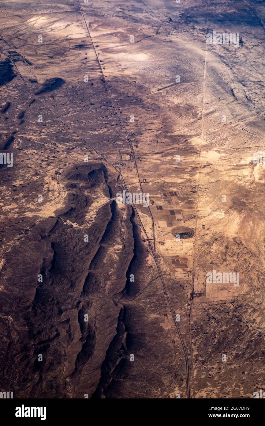 Vista aérea de caminos de tierra en el desierto, volando sobre la Sierra Madre Oriental, Coahuila, norte de México Foto de stock