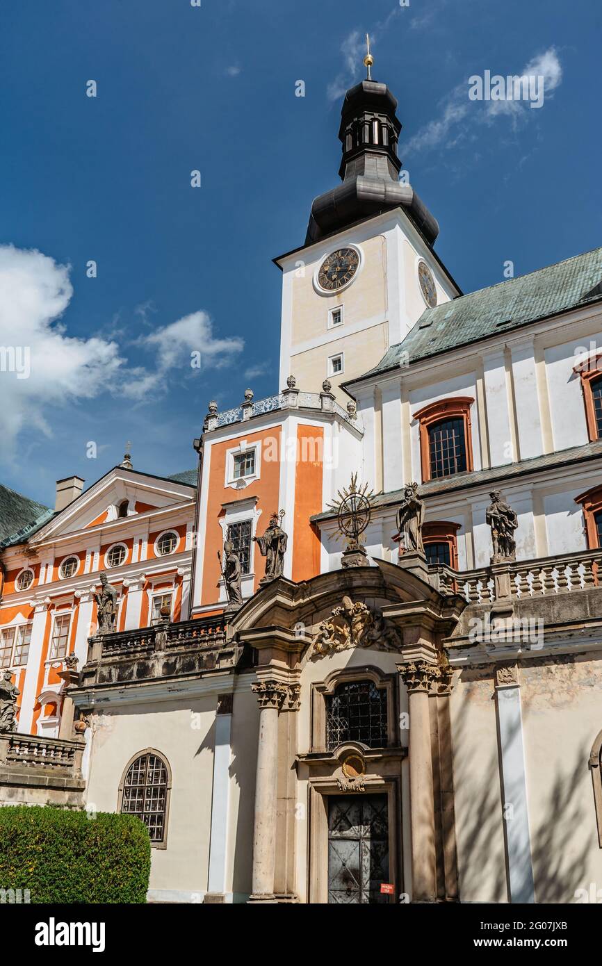 Broumov, República Checa-mayo de 21,2021. Monasterio benedictino con la Iglesia de San Vojtech construido en estilo gótico. Tiene una biblioteca monástica única Foto de stock