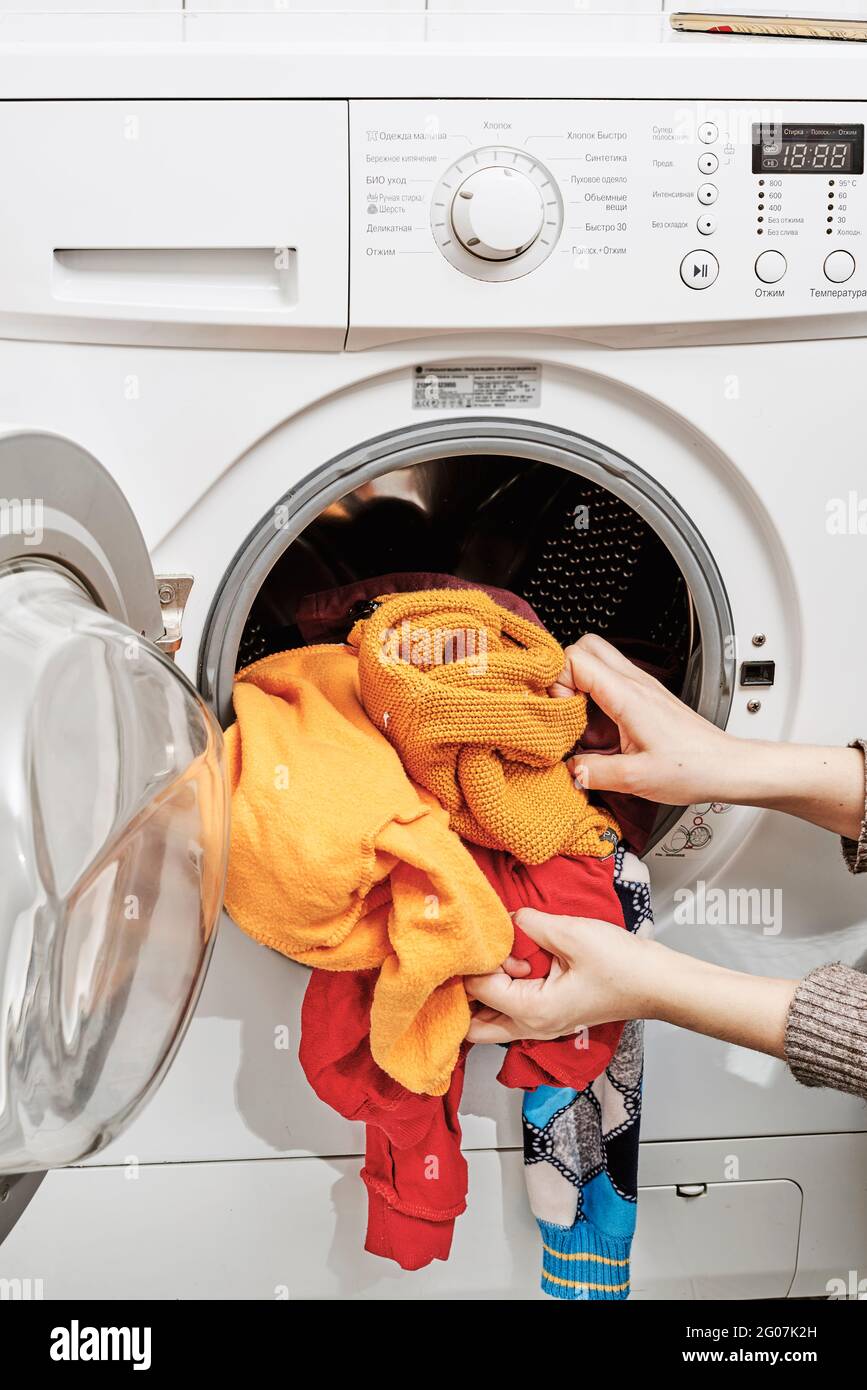 Mujer irreconocible lavando ropa en de stock - Alamy