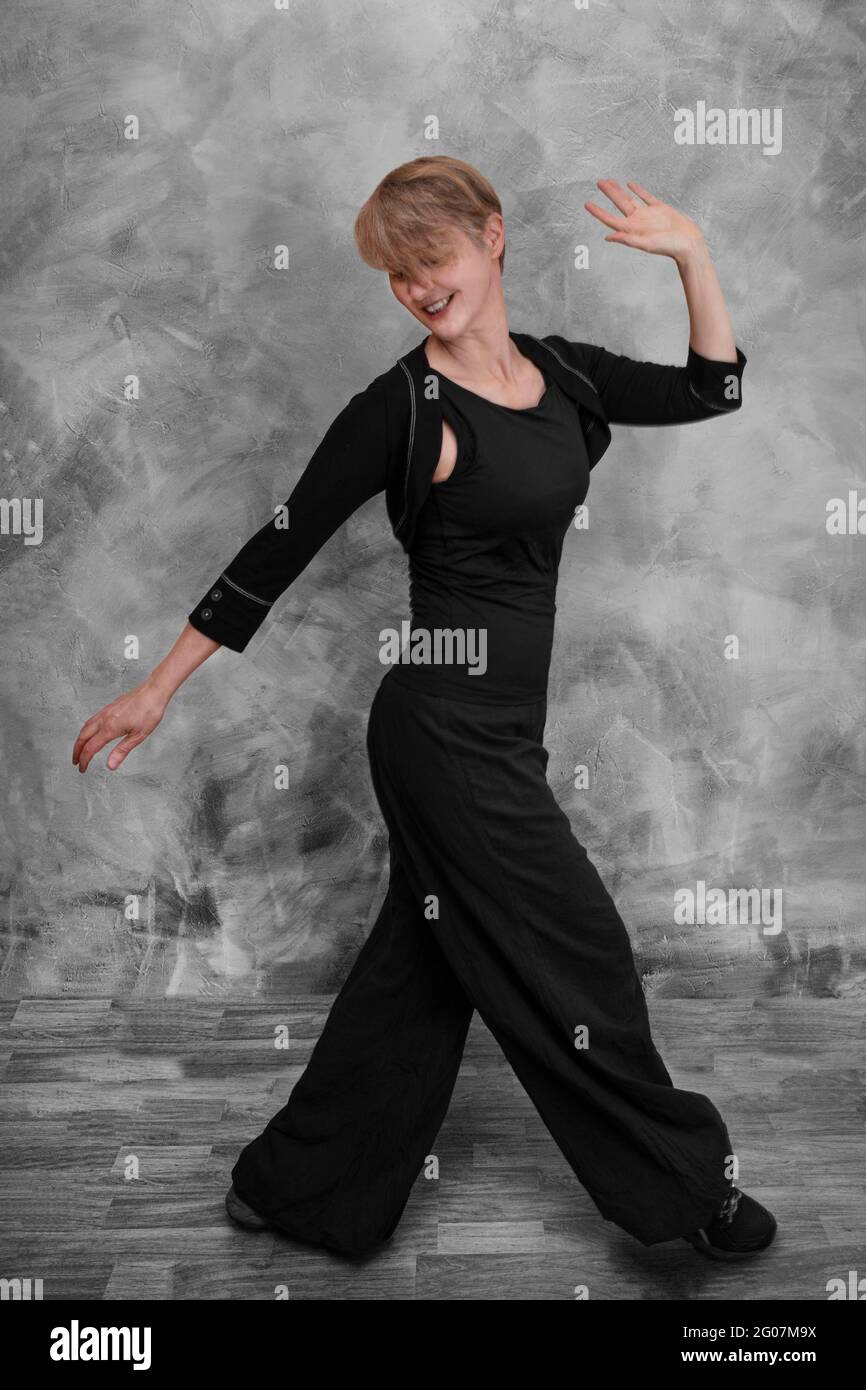 Una mujer con ropa negra hace un baile contemporáneo Fotografía de stock -  Alamy