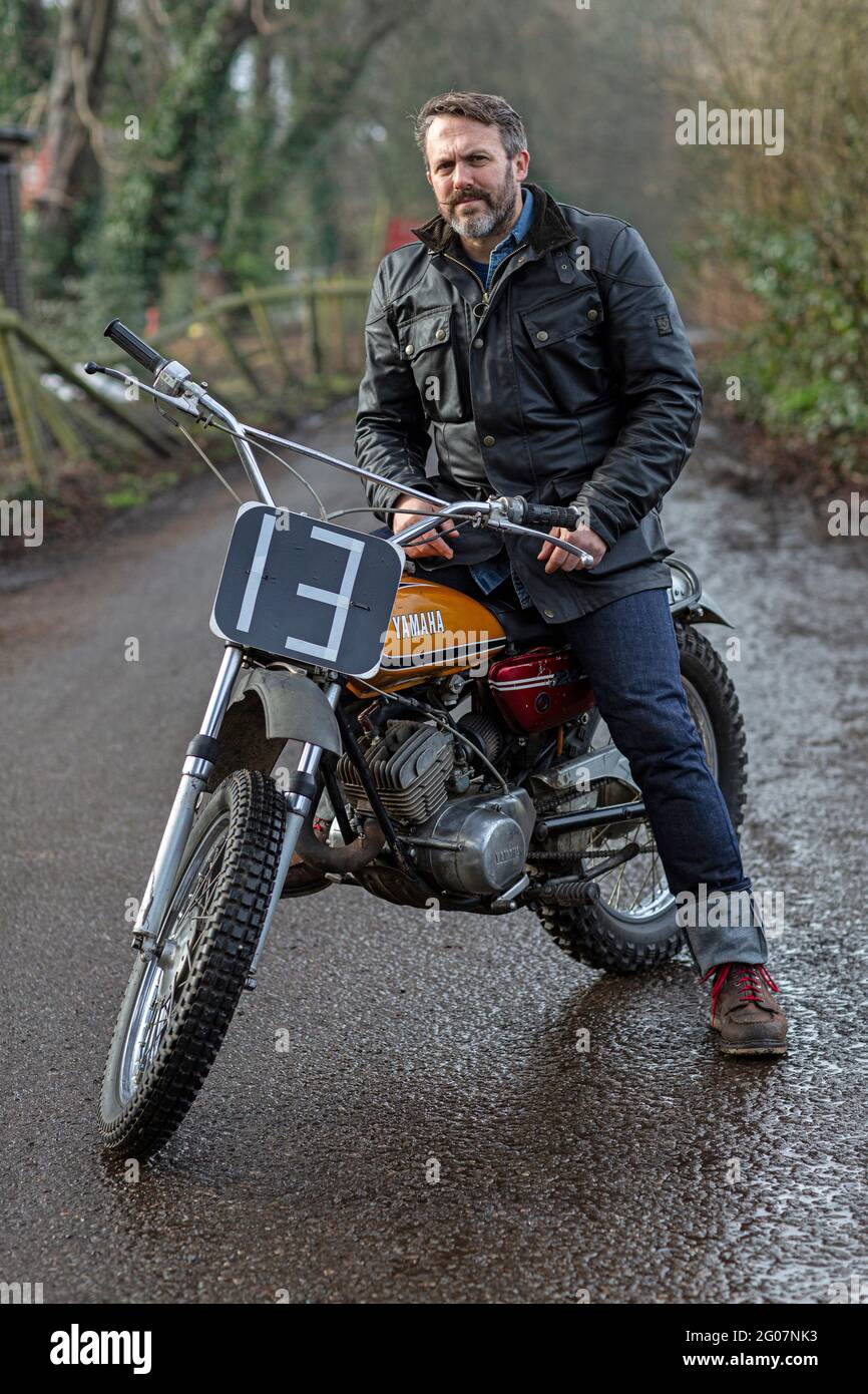 Hombre biker con chaqueta Barbour preparándose para montar motocross  sentado en moto de tierra Fotografía de stock - Alamy