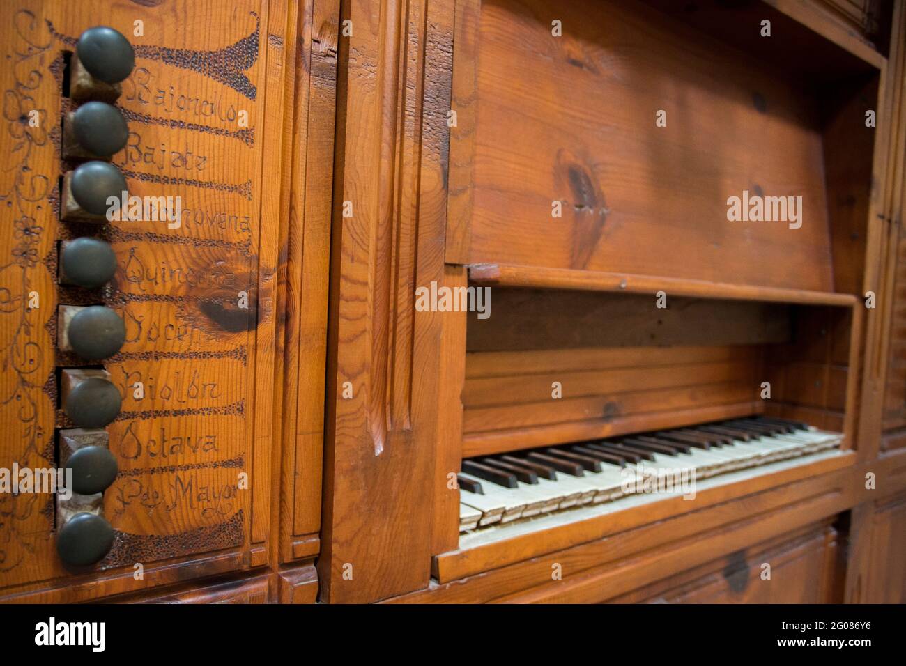 Lleida, España, 1 de mayo de 2020 - registro de control y teclado de órgano  medieval Fotografía de stock - Alamy