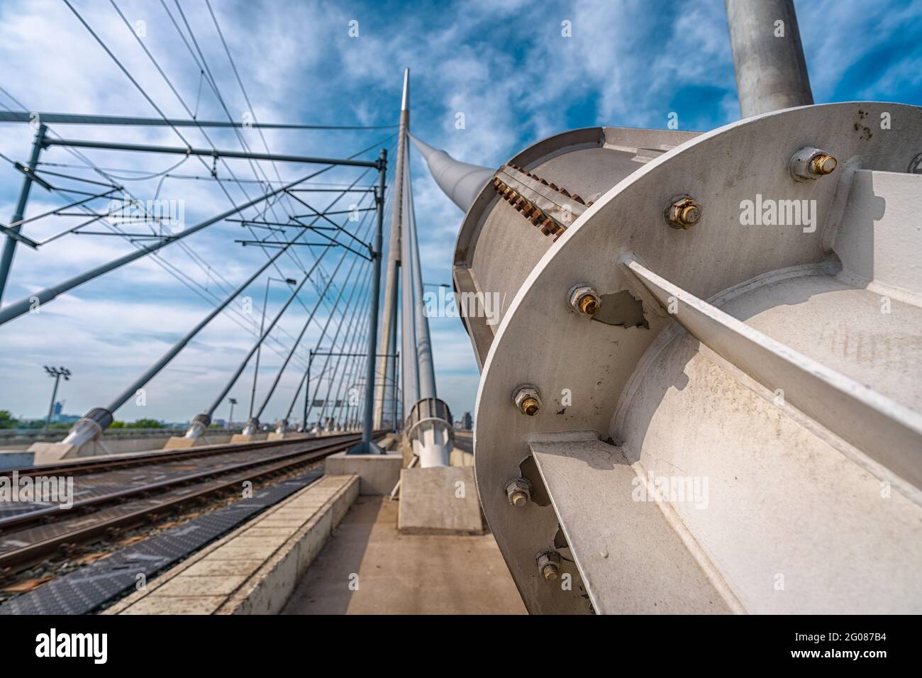 Más reciente 'Most na Adi' - literalmente puente sobre Ada / isla del río en Belgrado, Serbia; el puente está conectando Europa continental con los Balcanes sobre el río Foto de stock