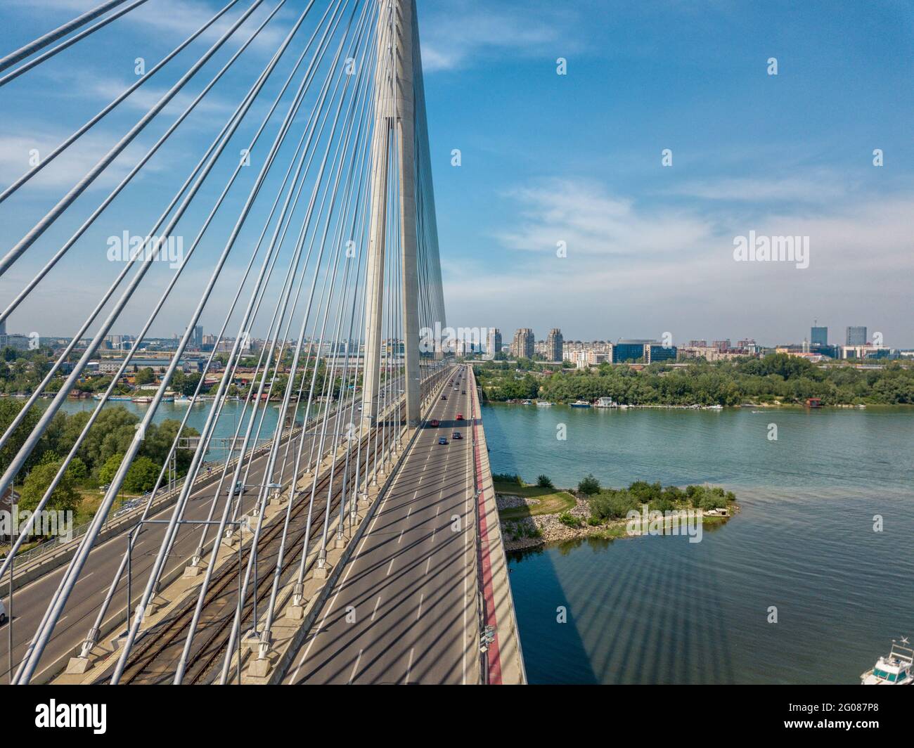 Más reciente 'Most na Adi' - literalmente puente sobre Ada / isla del río en Belgrado, Serbia; el puente está conectando Europa continental con los Balcanes sobre el río Foto de stock