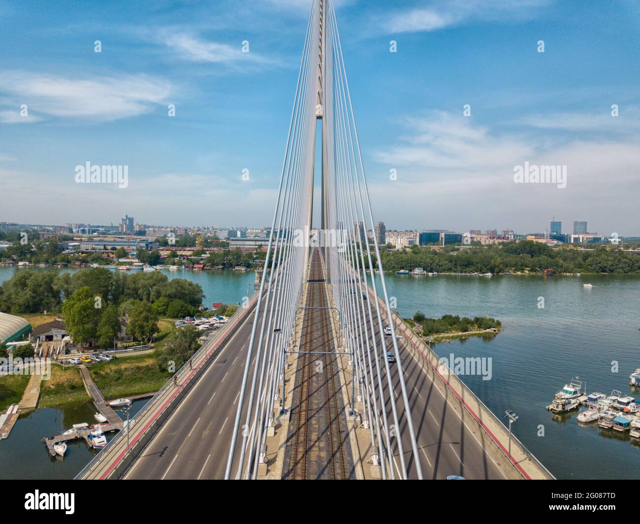 Más reciente 'Most na Adi' - literalmente puente sobre Ada / isla del río en Belgrado, Serbia; el puente está conectando Europa continental con los Balcanes sobre el río Foto de stock