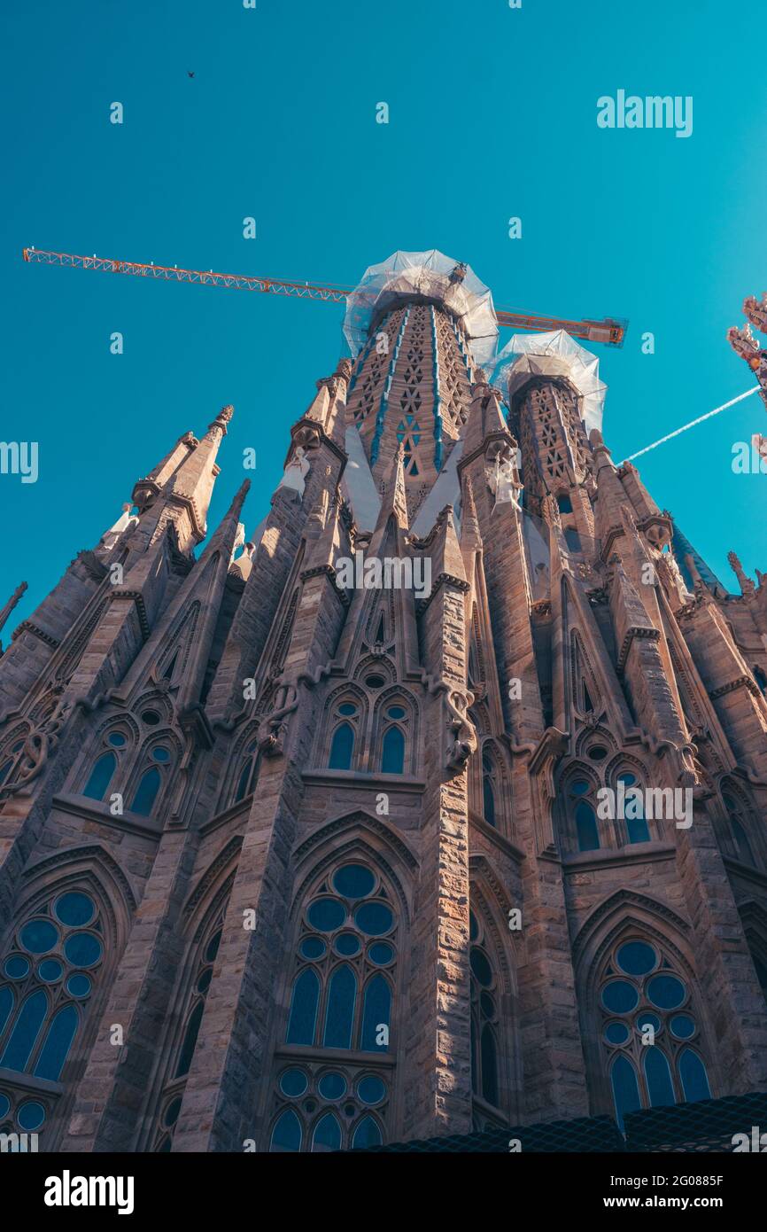 La Sagrada Familia con cielo limpio en barcelona Foto de stock