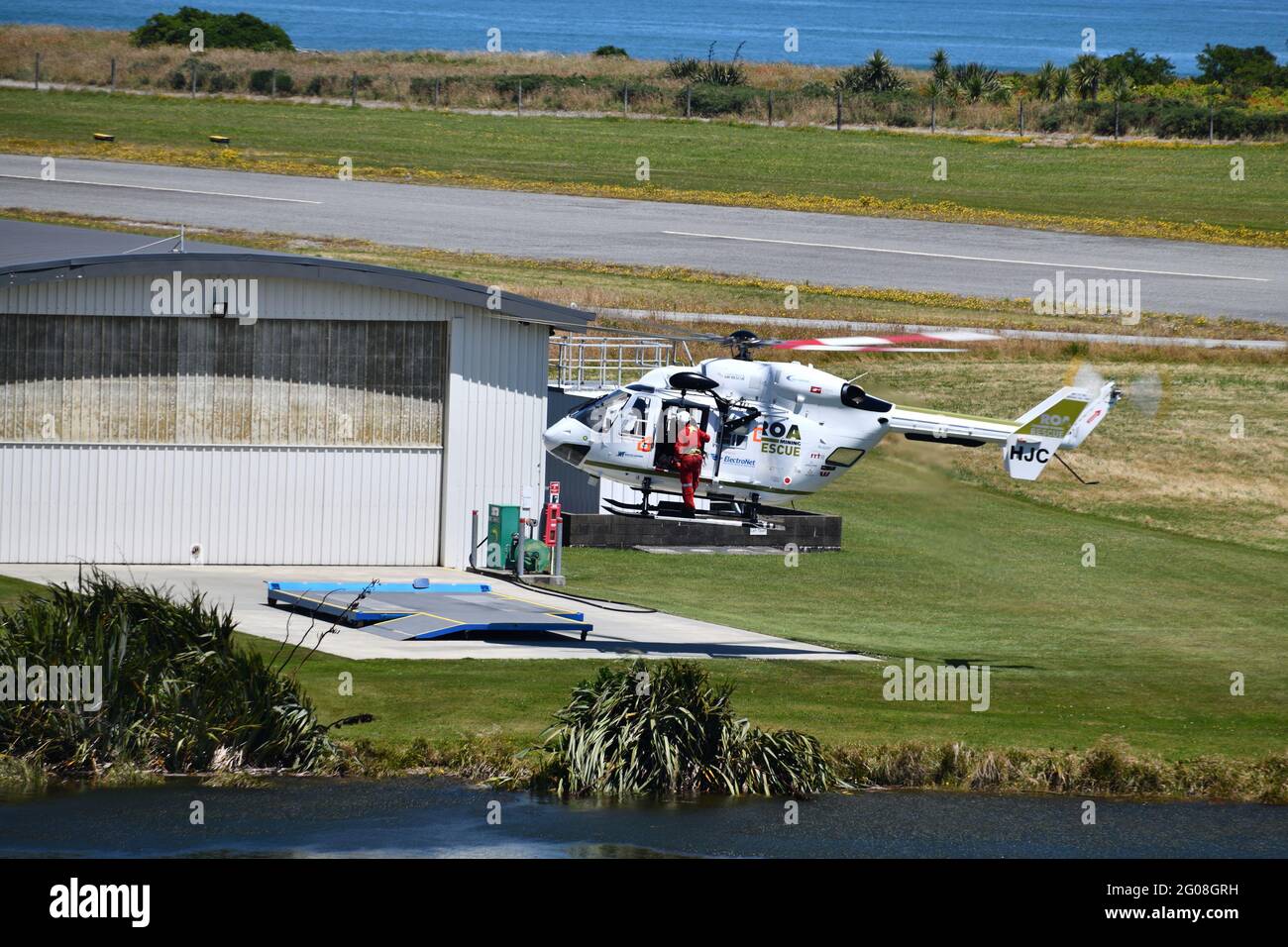 GREYMOUTH, NUEVA ZELANDA, 15 DE ENERO de 2021: Un helicóptero de rescate y la tripulación practican operaciones de rescate en el aeropuerto de Greymouth Foto de stock